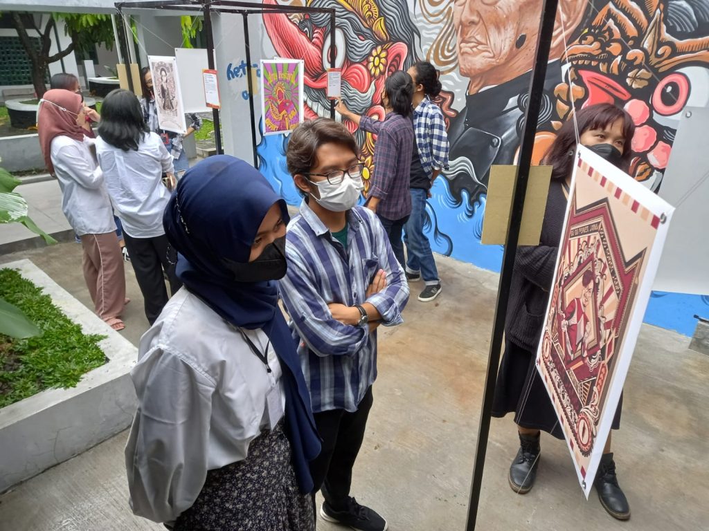 Mahasiswa Dkv Isi Surakata Gelar Offside Exhibition Di Hetero Space