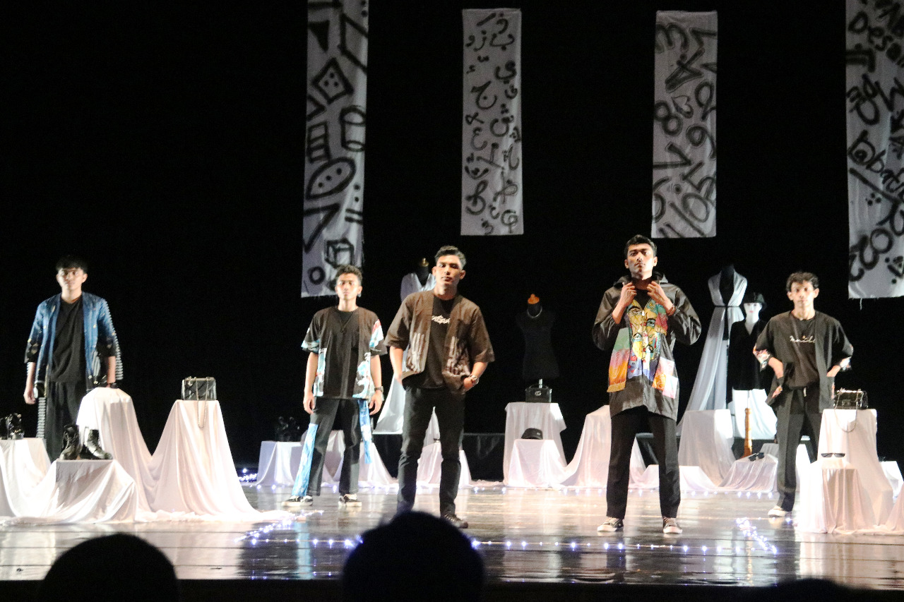 Fashion Show Black and White Desain Mode Batik ISI Surakarta-7