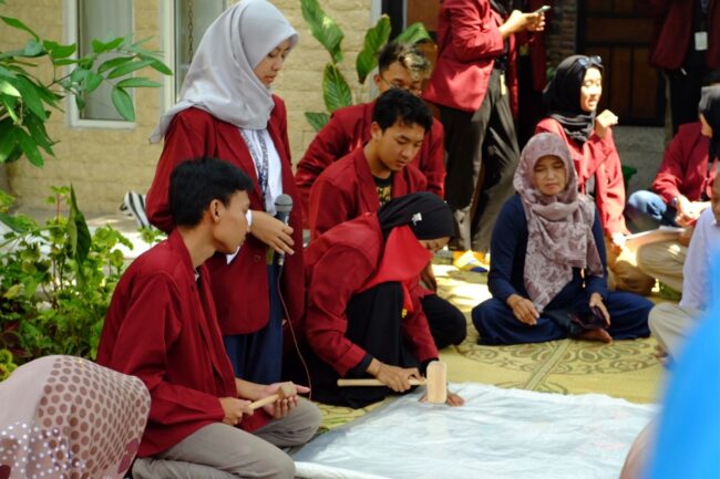 PPKORMAWA HIMA Prodi DKV ISI Surakarta rintis kampung batik eco print-3