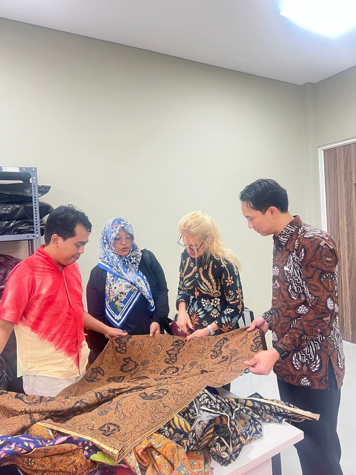 Seniman Batik Hungaria Gelar Workshop dan Penjajakan Kerja Sama dengan Prodi Desain Mode Batik ISI Solo-3
